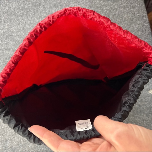NIKE Men’s Black/Red Nike Swoosh Drawstring Bag One Size - Picture 3 of 6